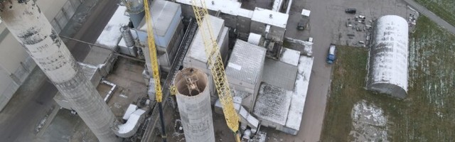 ФОТО: в Кунда демонтируют трубу цементного завода