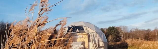 Отдых в Эстонии: рядом с Таллинном появился сферический глэмпинг на берегу реки