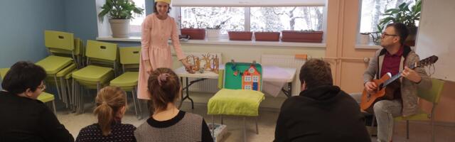 Ребятам с особыми потребностями из кружка Нарвского молодежного центра показали «Сказку из чемодана»