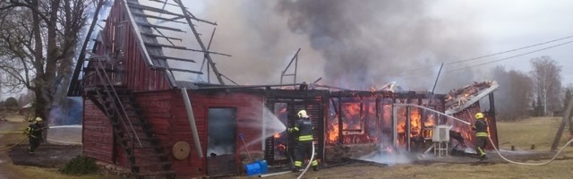 Огонь уничтожил здание и автомобиль: причиной пожара могло стать зарядное устройство
