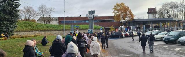 На границе в Нарве — что случается, и о чем говорят люди в очереди