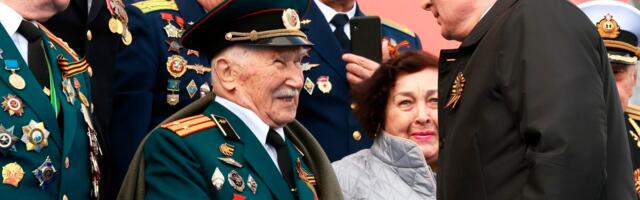 ВИДЕО | Писатель Виктор Суворов в беседе с Хансом Х. Луйком: история Второй мировой войны в России придумана для полных идиотов!