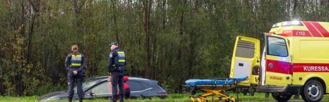 ФОТО | Автомобиль съехал с дороги, причиной могли стать проблемы со здоровьем водителя