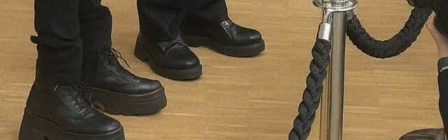 Правдиво ли это фото Зеленского в ботинках на платформе?