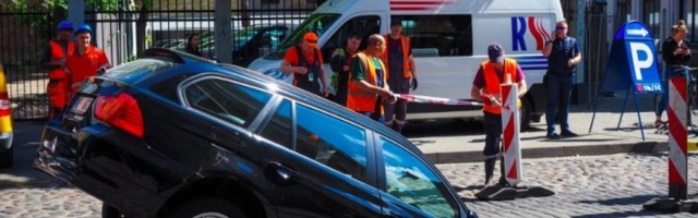 ФОТО и ВИДЕО | В центре Риги автомобиль BMW провалился в яму в дороге