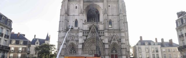 Поджог? Полиция Франции задержала выходца из Руанды по делу о пожаре в соборе Нанта