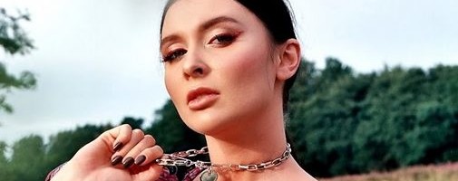 «Кольца — не только для пальцев»: ювелирный стилист о необычных способах носить украшения