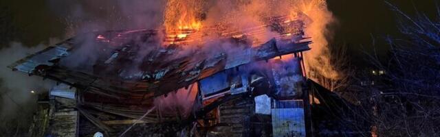 В Нарве сгорел заброшенный двухэтажный дом