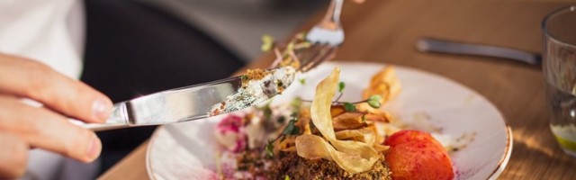 В Ротерманне открылся «оазис»‎ веганской еды — еду готовит бывший повар 7-звездочного отеля Burj Al Arab