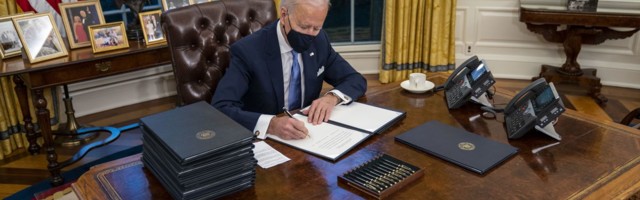 Новый президент США Джо Байден подписал первые 15 указов