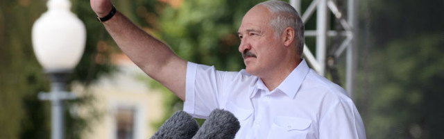 ВИДЕО | "С понедельника пусть не обижаются". Лукашенко заявил, что реакция на работу СМИ будет жесткой