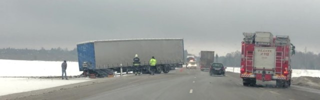ВИДЕО | На шоссе Таллинн-Тарту грузовик вылетел в кювет из-за скользкой дороги