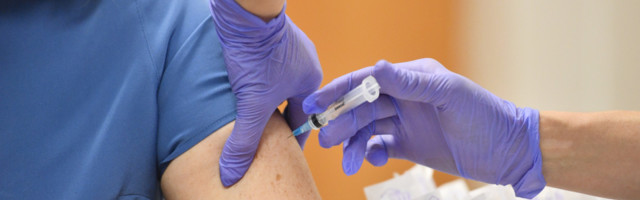 В Нарвской больнице продолжается вакцинация персонала