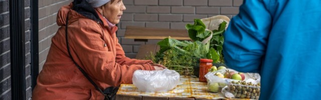 В Ростовскую область приехали избиратели из ДНР и ЛНР. Им выдали паспорта прямо перед участком