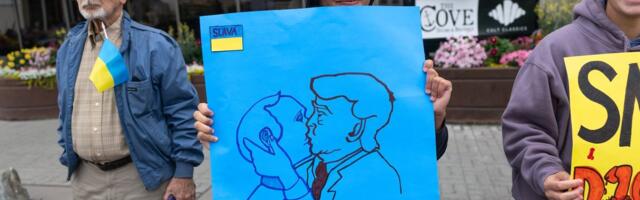 ФОТО и ВИДЕО DELFI | "Трамп — подстилка Путина". На Аляске прошел митинг в поддержку Украины