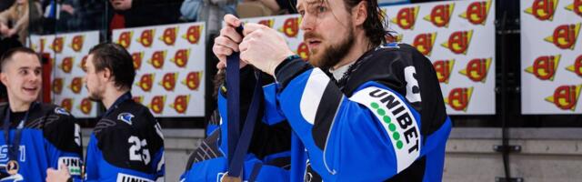 ФОТО | Пока сборная громила Испанию, ее капитан оказался на приеме у президента Финляндии с министром обороны