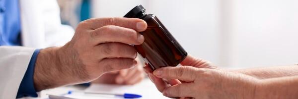 О чем пишет пресса: черный рынок медикаментов, работодателям дорого обходятся праздники