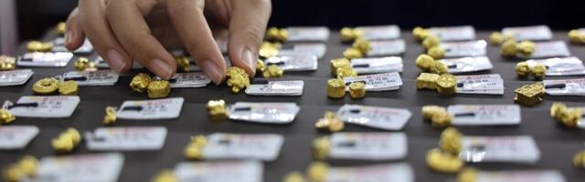 Золото не собирается останавливаться, доллар продолжает дешеветь