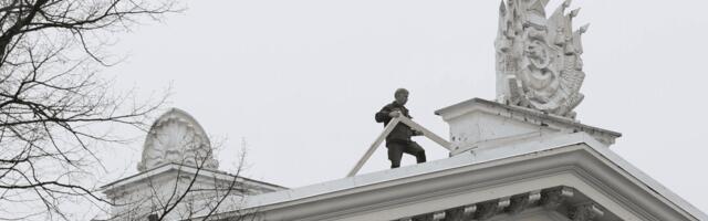 С фасада Дома русской культуры в Таллинне демонтируют советский герб