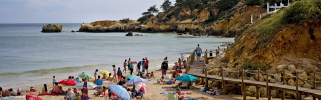 Треть отелей и пляжей Португалии уже открылись, остальные — с июня, но страна ждет разрешения ЕС открыть границы