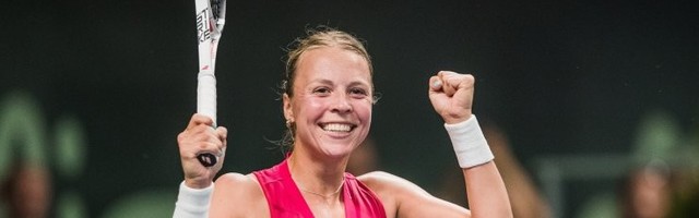 ФОТО: Теннисистка Анетт Контавейт показала свою грудь