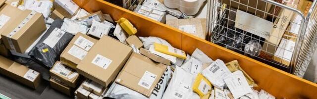 Omniva о шокирующих посылках: внезапно начинают плакать куклы или торчит голова косули