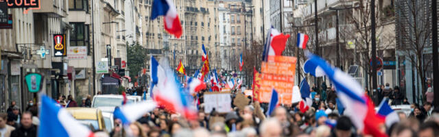 ЕВРОПА ПРОТЕСТУЕТ ⟩ Во многих городах мира прошли многотысячные протесты против коронавирусной диктатуры