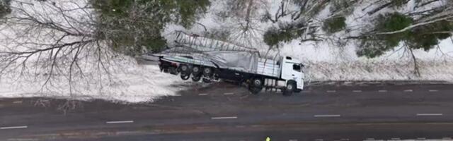 ФОТО И ВИДЕО | На 3-километровом участке дороги сразу два грузовика выехали с трассы и опрокинулись