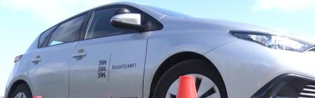 В автошколах большинство учится управлять автомобилем с механической коробкой передач