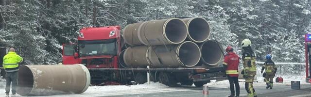 ФОТО | Из-за аварии на шоссе Таллинн – Пярну закрыто движение в одном направлении