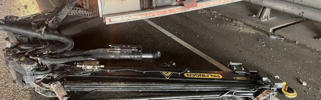 ФОТО |  В Харьюмаа автокран врезался в виадук: на дорогу вылилось масло