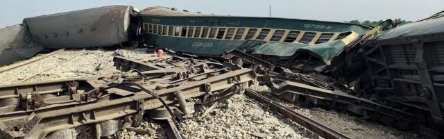 В Пакистане 19 человек погибли и 80 пострадали в результате крушения поезда