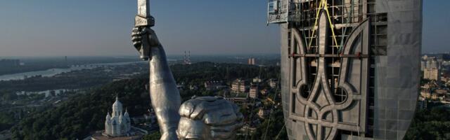ФОТОНОВОСТЬ | В Киеве на монументе „Родина-мать“ установили герб Украины на месте демонтированного герба СССР