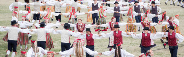 На стадионе "Калев" шторм сорвал палатку, в которой приводили в порядок народные костюмы