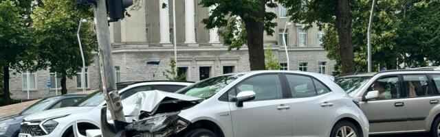 В центре Таллинна автомобиль врезался в столб: водитель, женщина и двое маленьких детей в больнице