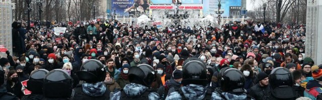 «Видел, кто кинул? Запомни эту мразь»: как ОМОН разгонял акцию в поддержку Навального под градом снежков