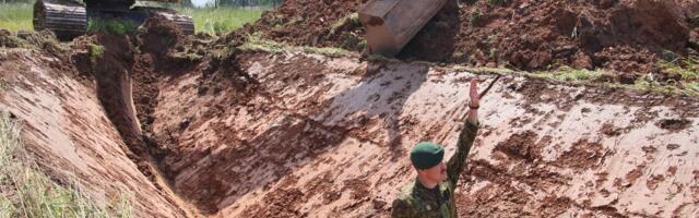 ГАЛЕРЕЯ И ВИДЕО | На юго-восточной границе Эстонии завершен первый участок противотанкового рва