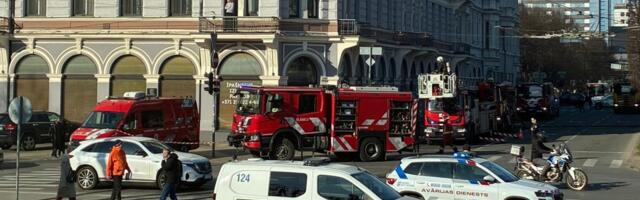 ФОТО И ВИДЕО | В центре Риги загорелся пятиэтажный дом