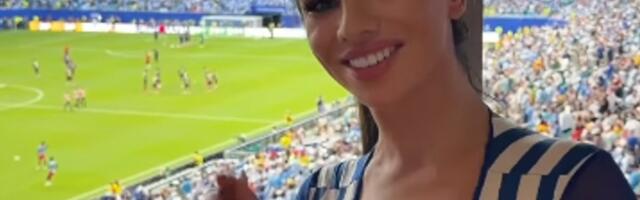 ФОТО и ВИДЕО | Порнозвезда произвела фурор откровенным нарядом на матче чемпионата мира