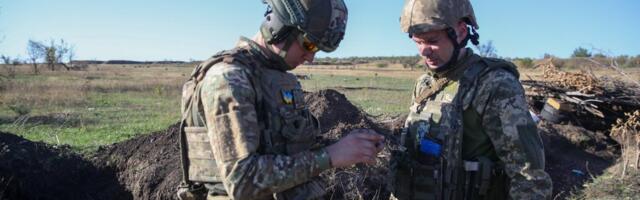 DELFI В УКРАИНЕ | Репортаж с запорожского фронта: „не тупой враг“, жизнь в паутине и сало как роскошь