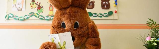 Дети в Германии пишут письма пасхальному зайцу. И все чаще вместо игрушек просят мира