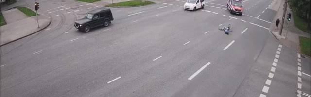 ВИДЕО: В Пельгулинне пьяный велосипедист упал прямо посреди проезжей части