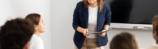 В Ида-Вирумаа учителям, преподающим на эстонском языке, будут доплачивать до 910 евро в месяц