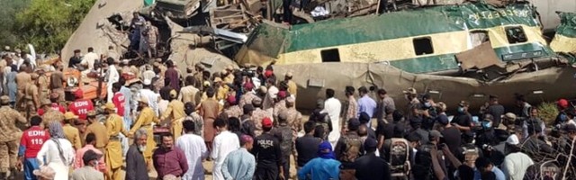 В Пакистане столкнулись пассажирские поезда: десятки погибших и раненых