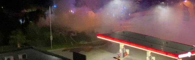ФОТО и ВИДЕО: Ночью в Ласнамяэ открытым пламенем полыхало здание возле автозаправки
