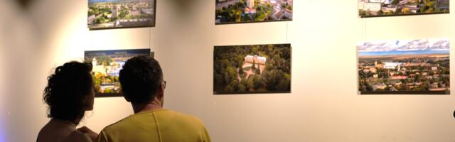 “Выше привычного”: фотовыставка в Нарве, которая показывает город с высоты и рассказывает истории горожан