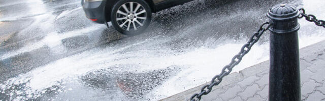 Полиция напомнила водителям: снижайте скорость, чтобы не обрызгать пешеходов