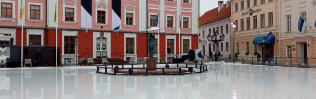 Каток на Ратушной площади в Тарту открыт до воскресенья. В понедельник, 4 марта, начнется демонтаж катка.