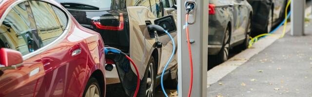 Необычно: из-за высокой цены на электроэнергию электромобиль иногда дешевле заряжать на станции, чем дома