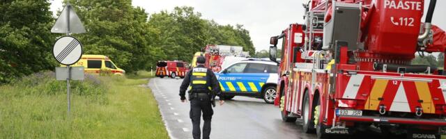 ФОТО | В волости Тойла женщина на автомобиле съехала с обрыва